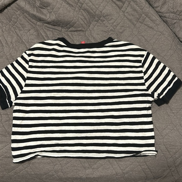 Black and white striped Guess cropped t shirt - Picture 2 of 2